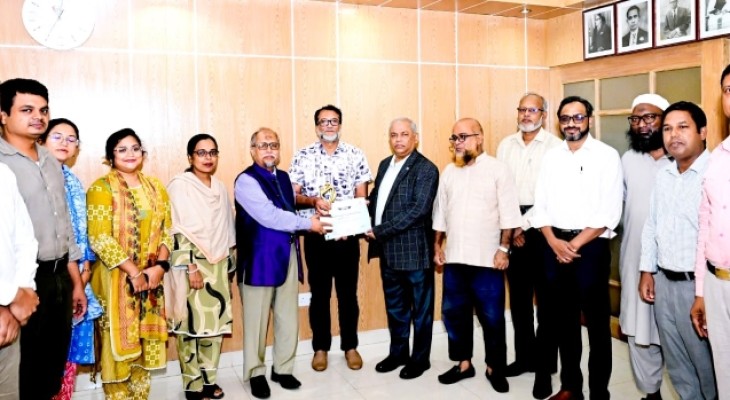 পরিবেশ পদক নিয়ে চবি উপাচার্যের সাক্ষাতে ড.মোহাম্মদ মোশাররফ হোসেন